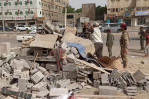 حملة لإزالة استحداثات بائعي مواد البناء وسيارات نقل الحجارة بشارع التسعين بالمنصورة 
