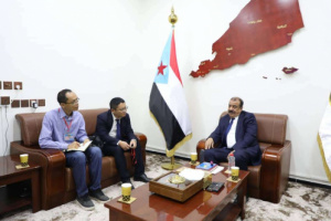 اللواء بن بريك يلتقي المدير الإقليمي لشركة جيانج سو الصينية في أفريقيا 