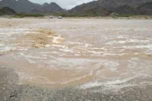 السيول تقطع طريق المكلا - عدن