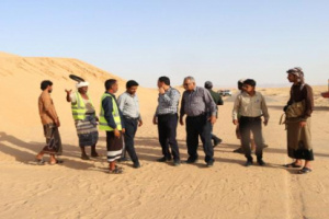 فريق هندسي من عدن يطلع على إزاحة الرمال من خط عتق العبر بشبوة 