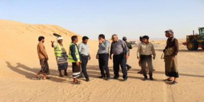 فريق هندسي من عدن يطلع على إزاحة الرمال من خط عتق العبر بشبوة 