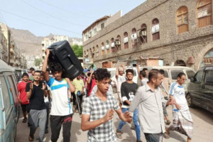 شعب العيدروس ..مظاهرات احتجاجية بإيجاد حلول لأزمة نقص المياه وانقطاعها عن المنطقة