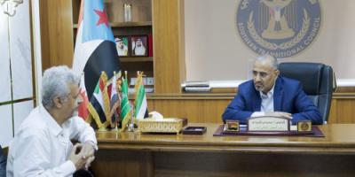  الرئيس الزُبيدي يناقش مع رئيس مجلس الحراك الثوري جهود توحيد الصف الجنوبي