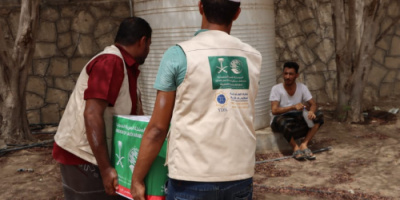 مركز الملك سلمان يدشن توزيع 800 سلة غذائية للنازحين والمجتمع المضيف بلحج