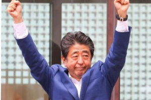 برصاصتين في الصدر..  محاولة اغتيال رئيس الوزراء الياباني السابق شينزو آبي    
