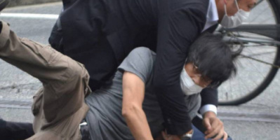 على ماذا عثرت الشرطة اليابانية بمنزل المسلح الذي اغتال شينزو آبي؟