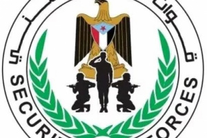 والد منفذ مجزرة المحمل يسلم نفسه للقائد العام لقوات الحزام الأمني 