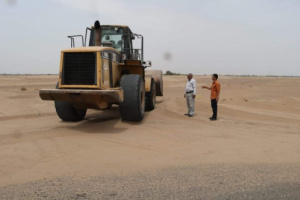 إزاحة الرمال من خط الحسيني في لحج 