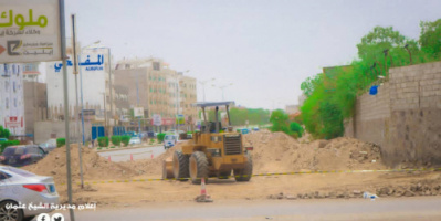 مدير الشيخ عثمان يدشن مشروع رصف الانترلوك والبردورات  لشارع الكمسري 