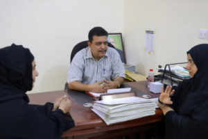 الدكتور باصهيب يناقش مع معتوق عدداً من الموضوعات المتعلقة بالسجناء 