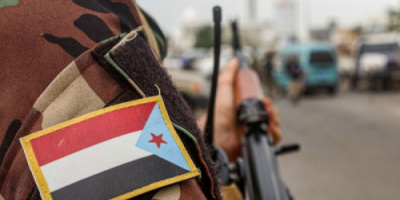 صحيفة دولية: الإمساك بالإيرادات يقوّي وضع الانتقالي الجنوبي داخل الشرعية اليمنية