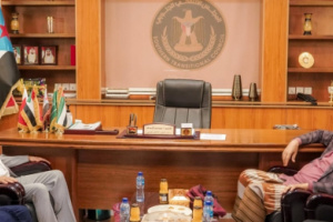 الرئيس الزُبيدي يلتقي عضو هيئة التشاور والمصالحة الشيخ حسين العجّي العواضي