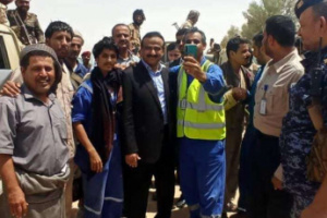 المحافظ بن الوزير يتفقد قطاع العقلة النفطي بشبوة