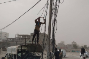 المنطقة الثانية لكهرباء العاصمة عدن تواصل حملاتها لإزالة الربط العشوائي والمزدوج
