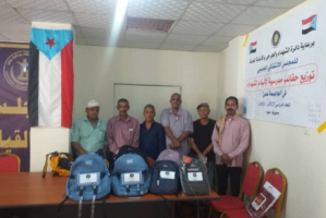 انتقالي صيرة يدشن توزيع الحقائب المدرسية لأبناء الشهداء بالمديرية