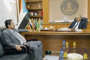 الرئيس الزُبيدي يلتقي العميد الجبواني ويُشيد بجهود الانتقالي في شبوة 