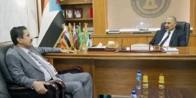 الرئيس الزُبيدي يلتقي العميد الجبواني ويُشيد بجهود الانتقالي في شبوة 