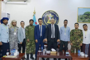 الرئيس الزُبيدي يلتقي وكيل محافظة حضرموت الجيلاني وعددا من ضباط أمن المحافظة