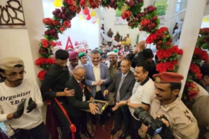 المحافظ لملس يفتتح بنك عدن للتمويل الأصغر في المنصورة