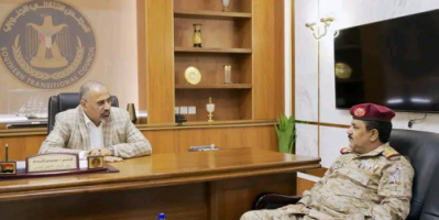 الرئيس الزُبيدي يشدد على أهمية الارتقاء بالمؤسسة العسكرية