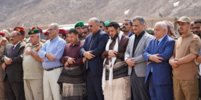الرئيس الزُبيدي يتقدم جموع مشيّعي الشهيد هدار الشوحطي بالعاصمة عدن
