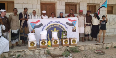 انتقالي حبان يوزع سلال غذائية على معلمي المديرية
