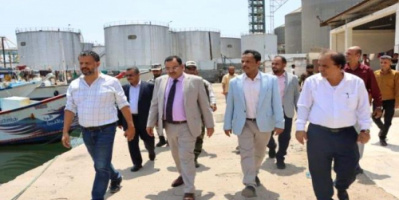 وزير الزراعة والري يتفقد مركز الإنزال السمكي(الدوكيار) في مديرية المعلا