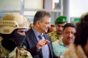 المحافظ لملس يوقف مهندس ومقاول مشروع طريق المعاشيق لهذا السبب! 