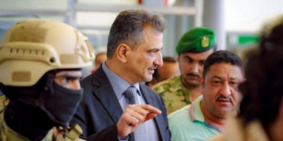 المحافظ لملس يوقف مهندس ومقاول مشروع طريق المعاشيق لهذا السبب! 