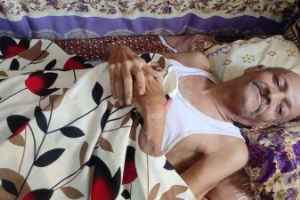 محافظ العاصمة عدن يتكفّل بعلاج الصحفي أحمد حسن العقربي 