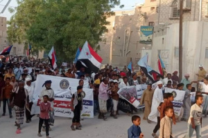 منطقة تاربة بسيئون تشهد مسيرة راجلة للمطالبة برحيل قوات الاحتلال اليمني
