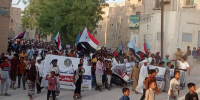 منطقة تاربة بسيئون تشهد مسيرة راجلة للمطالبة برحيل قوات الاحتلال اليمني