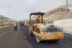 بدء أعمال صيانة وسفلتة عدد من شوارع مدينة المكلا بحضرموت