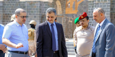 محافظ العاصمة عدن يطلع على آخر اعمال إعادة بناء مبنى رصيف السياح (دكة البكاري)