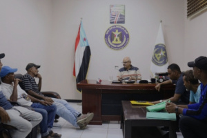 القائم بمهام رئيس تنفيذية انتقالي العاصمة عدن يطلع على أوضاع حكّام كرة القدم