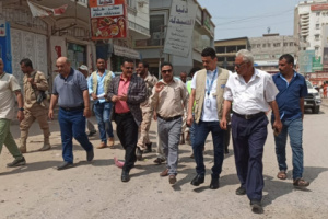  مدير عام المنصورة يسلم الجهة المنفذة مشروع إعادة تأهيل الشارع الخلفي للسوق المركزي
