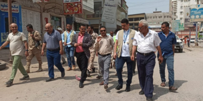  مدير عام المنصورة يسلم الجهة المنفذة مشروع إعادة تأهيل الشارع الخلفي للسوق المركزي