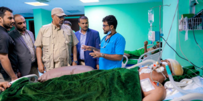 الرئيس الزُبيدي يطمئن على الوضع الصحي لقائد اللواء الثامن صاعقة وعددا من جرحى عملية "سهام الشرق"