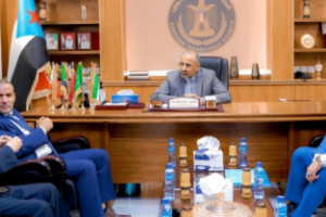 الرئيس الزُبيدي: ملتزمون بتقديم كافة التسهيلات للمستثمرين ورجال الأعمال