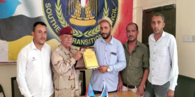 ‏رئيس انتقالي الضالع يُكرم مدير مستشفى الشيخ بن زايد الميداني بدرع تذكاري