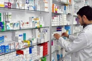 إغلاق 12 صيدلية مخالفة في العاصمة عدن 