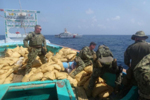 عاجل : البحرية الامريكية تضبط 2 طن مخدرات في خليج عمان 