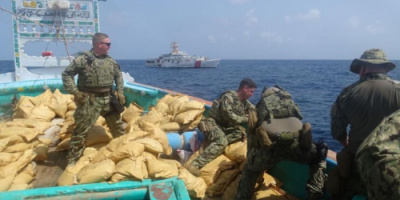 عاجل : البحرية الامريكية تضبط 2 طن مخدرات في خليج عمان 
