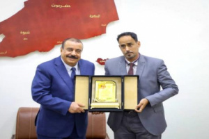 اللواء بن بريك يتسلم درع الذكرى الأولى لمجلس تنسيق منظمات المجتمع المدني بساحل حضرموت