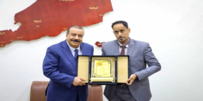 اللواء بن بريك يتسلم درع الذكرى الأولى لمجلس تنسيق منظمات المجتمع المدني بساحل حضرموت