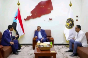 اللواء بن بريك يناقش مع الطاهري المواضيع المتعلقة بالمنح الدراسية وعدالة التوزيع لها