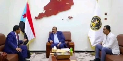 اللواء بن بريك يناقش مع الطاهري المواضيع المتعلقة بالمنح الدراسية وعدالة التوزيع لها