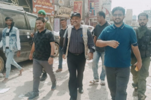 مدير عام الشيخ عثمان يسلم مشروع إعادة تأهيل الممرات الخلفية للجهة المنفذة