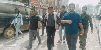 مدير عام الشيخ عثمان يسلم مشروع إعادة تأهيل الممرات الخلفية للجهة المنفذة
