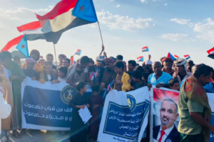 عاجل: مسيرة حاشدة لأبناء منطقة رسب بساه يطالبون برحيل المنطقة الأولى 